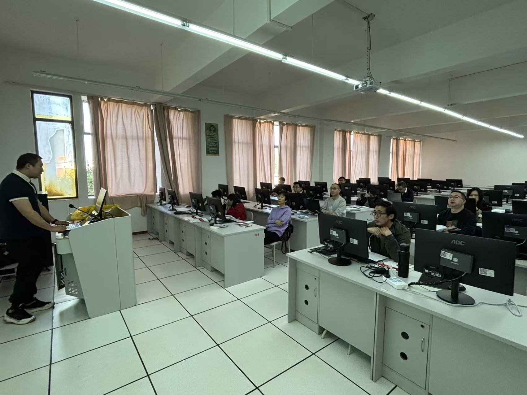 为加快推进软件工程系教学数智化建设
