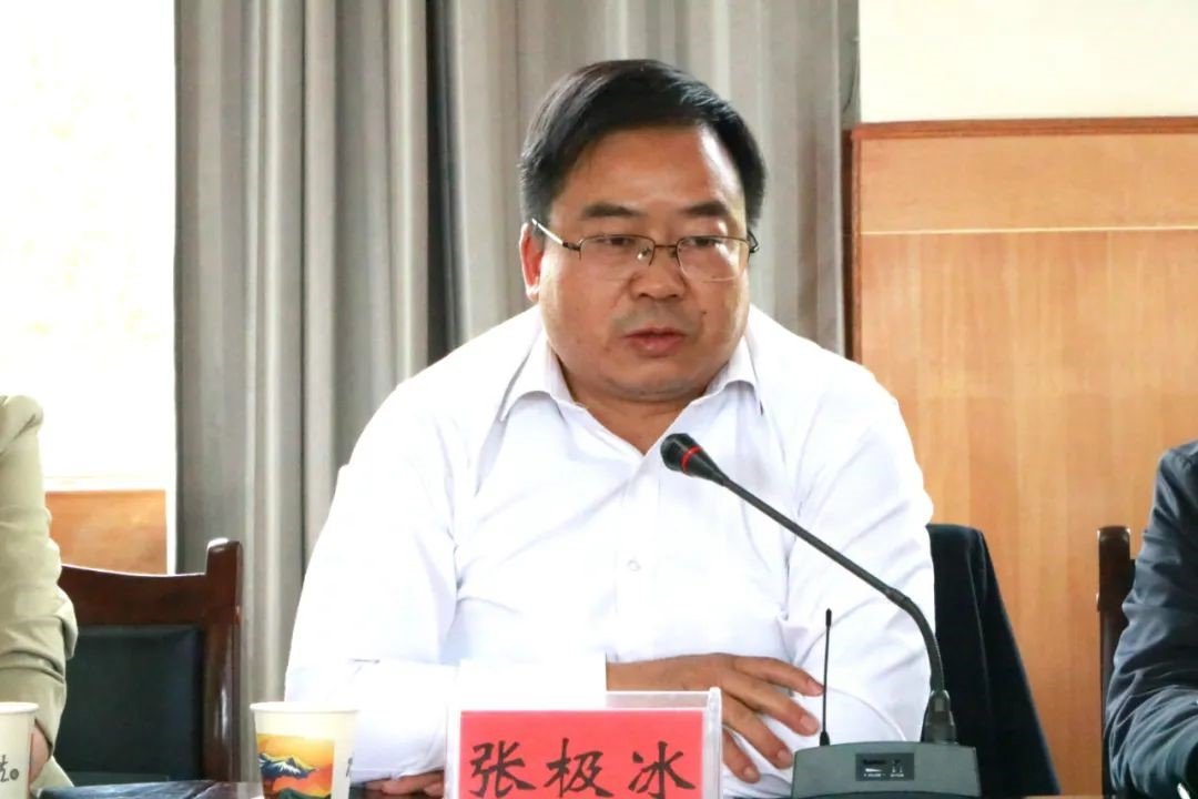 undefined 县人大常委会党组副书记