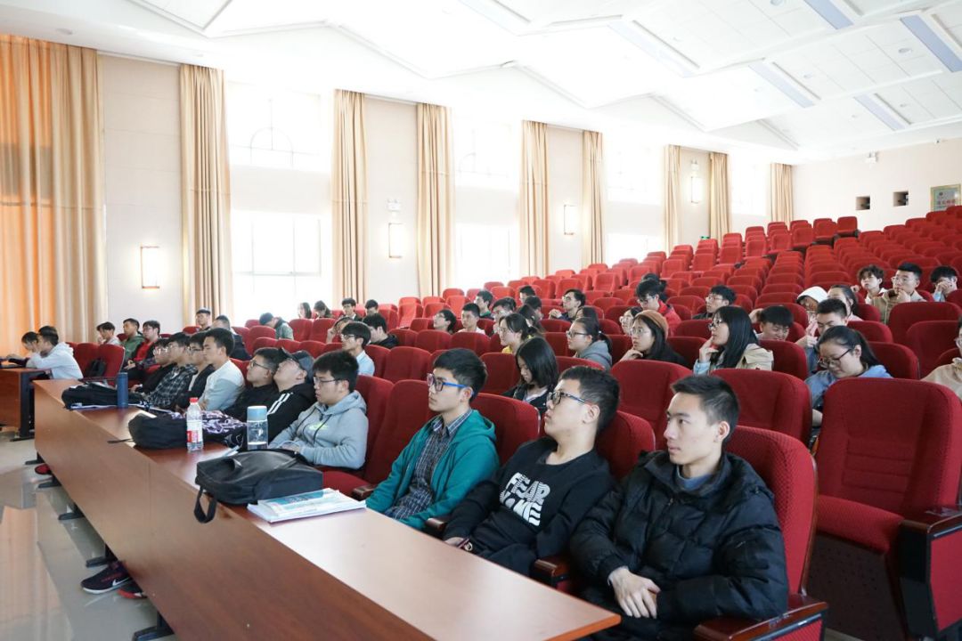 辅导老师秦江龙老师介绍了软件的开发方